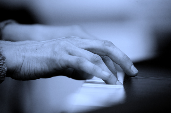 Pianospelande händer