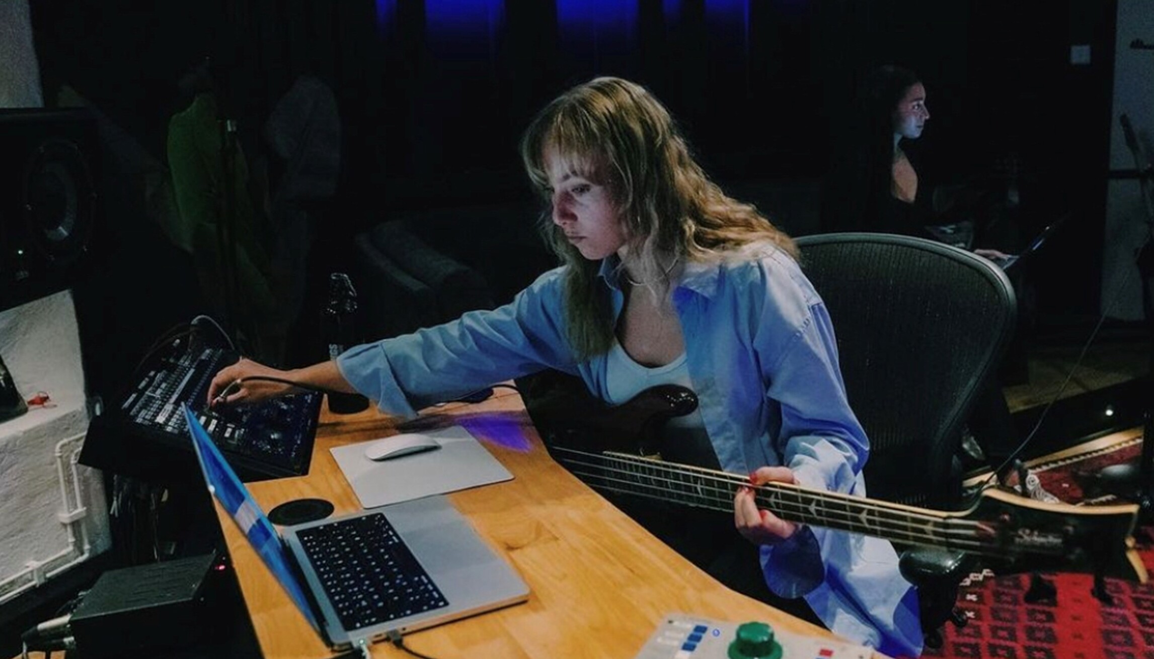 Astrid Söfelde vid mixerbordet i studion.