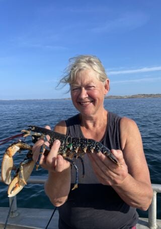 Bild på Lena Näslund med en hummer i handen