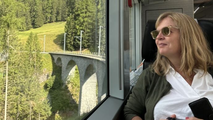 Bild på Susanna Elfors ombord på ett tåg