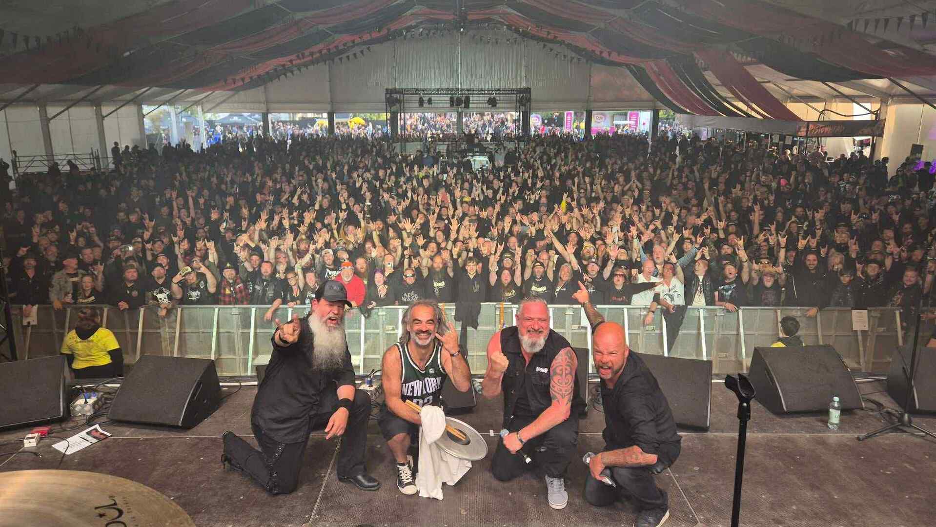 Battering Ram framför publiken på Nemis,