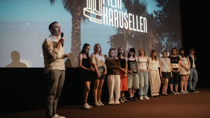 Konferencerier framf&ouml;r bioduk med deltagare fr&aring;n Filmkarusellen.