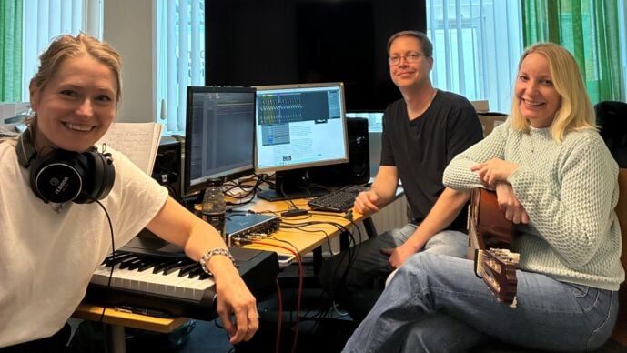 Tre ungdomar i en musikstudio.
